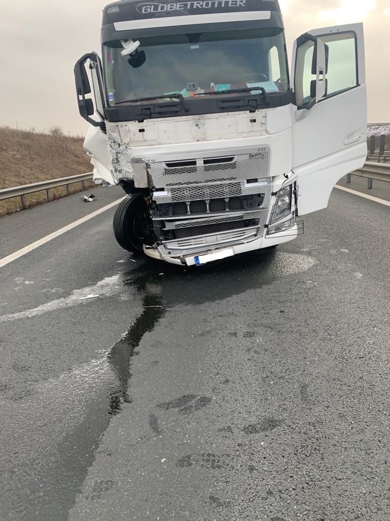 Accident pe A1, soldat cu trei răniți. O mașină oprită pe banda de urgență, după ce i s-a făcut rău unui pasager, a fost lovită de un TIR