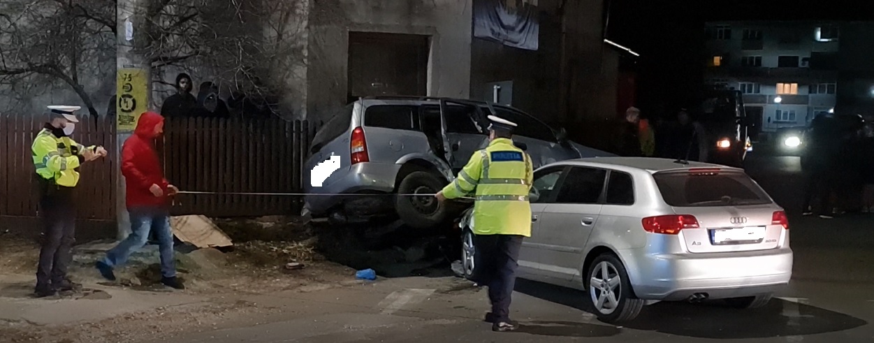 VIDEO | Accident grav în Argeș. Trei oameni au ajuns la spital, după ce un șofer a virat fără să se asigure. Mașinile s-au făcut praf