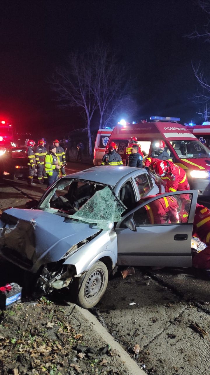 FOTO | O persoană a murit și alte patru au fost rănite după impactul a două autoturisme, pe un drum din județul Mureș