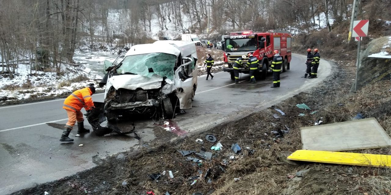 FOTO | Accident grav cu 5 răniți în urma coliziunii dintre un camion și o dubiță, în județul Bacău