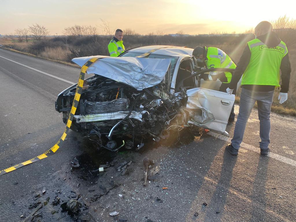 Grav accident auto pe centura Timișoarei, provocat de o șoferiță de 19 ani. Trei adulți și cinci copii au ajuns la spital