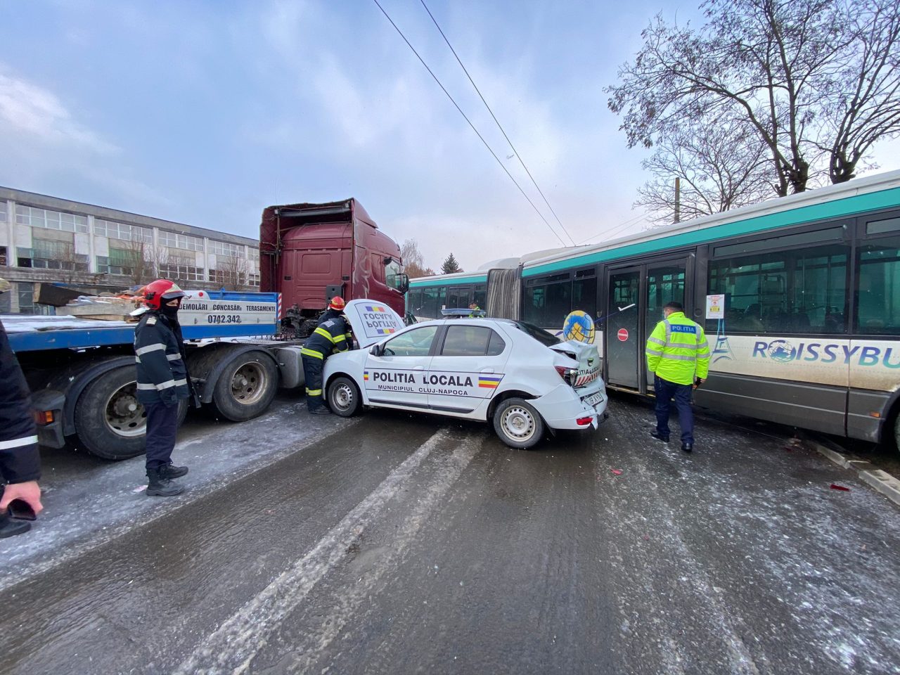 FOTO | Accident pe un bulevard din Cluj-Napoca. O mașină a Poliției Locale s-a ciocnit cu un autobuz și un cap tractor