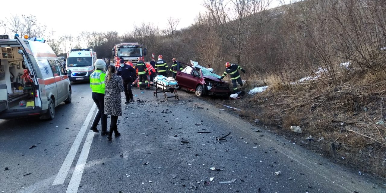 FOTO | Accident grav în Onești. O femeie a murit, iar alte trei persoane, între care și un copil, au fost rănite
