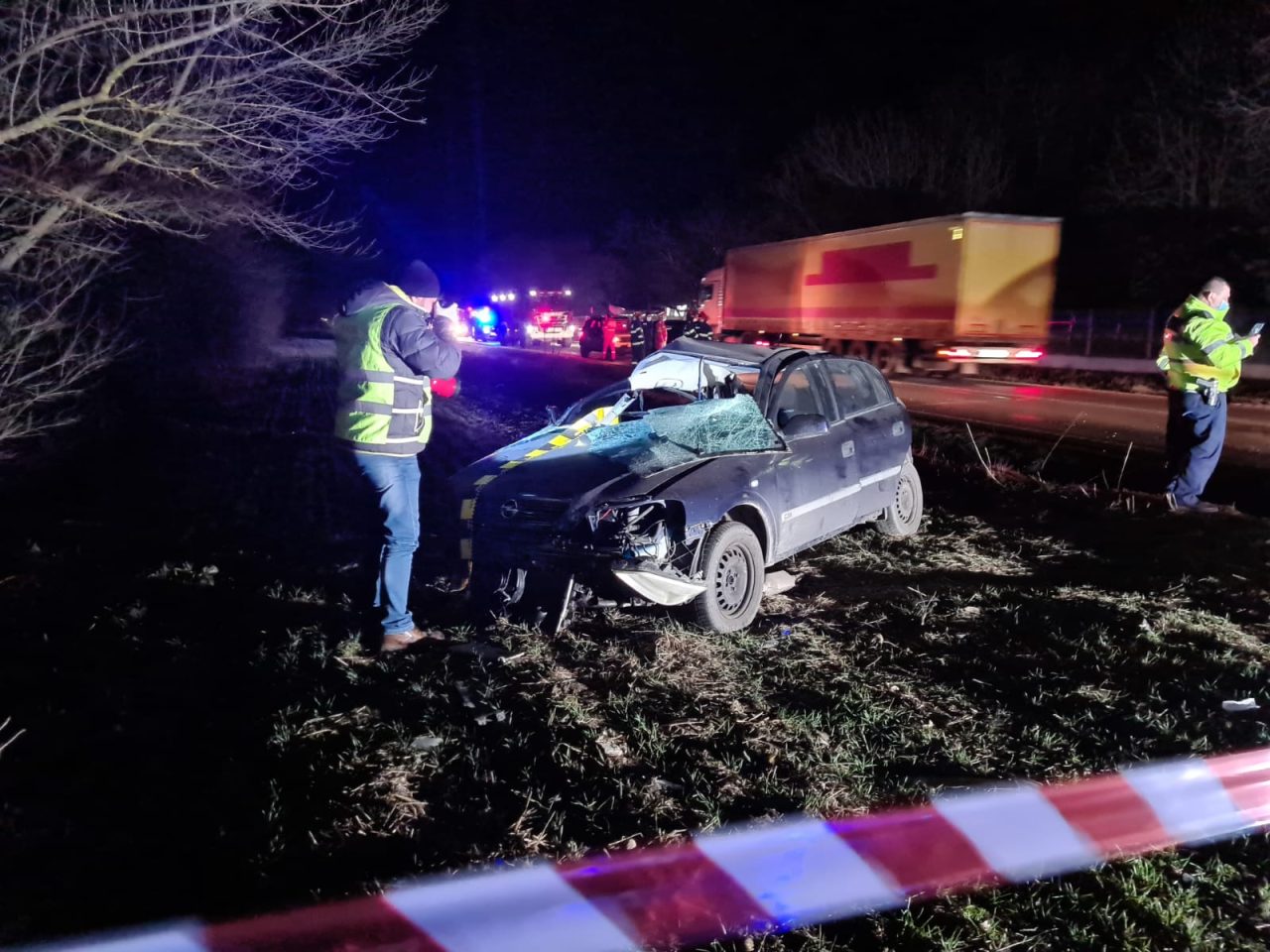 FOTO | Un mort și trei răniți după impactul a două mașini, pe un drum din județul Teleorman