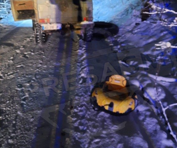 Un bărbat a murit după ce s-a dat pe zăpadă cu un colac tras de maşină. O altă persoană se află în stare critică