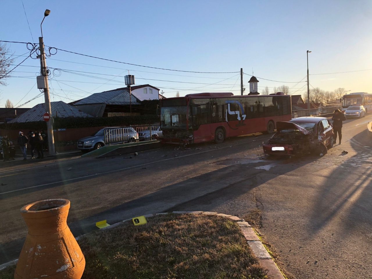 Trei tineri de 18 ani din Buzău, două fete și un băiat, au fost răniți după ce mașina condusă de tânăr a lovit un autobuz