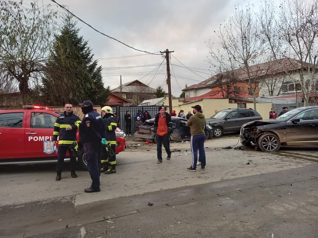 O șoferiță a lovit două mașini parcate pe Șoseaua Dobroești din sectorul 2. Doi minori din autoturismul condus de femeie au ajuns la spital (FOTO)