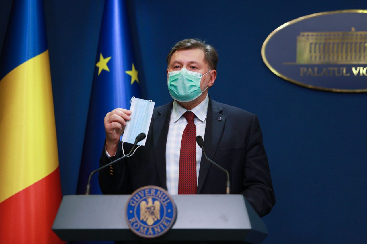 Rafila: „Nu există niciun fel de impunere a unor măști scumpe”. Ce riscă cei care poartă măști textile