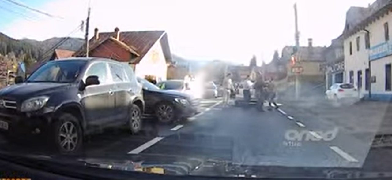 Bătaie în trafic pe DN1, în mijlocul coloanelor de mașini de pe Valea Prahovei