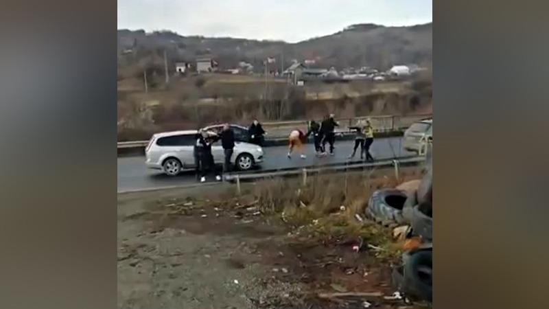 VIDEO | Încă o bătaie cu pumni și picioare pe Valea Prahovei. O femeie cu un copil mic în brațe, în mijlocul altercației