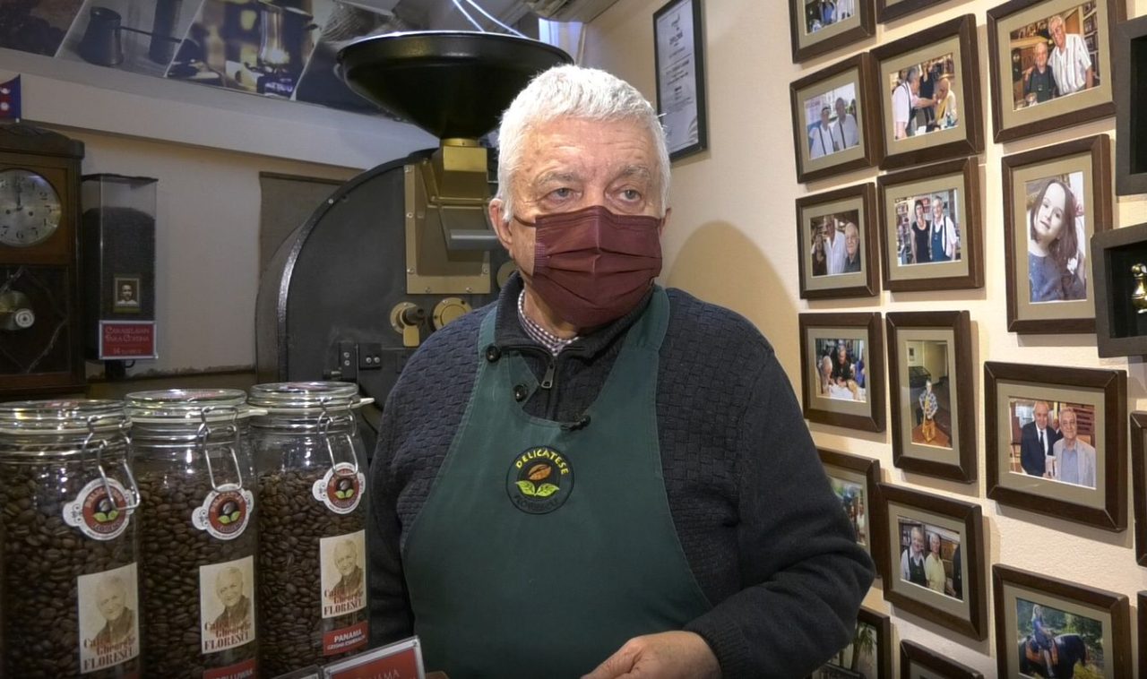 VIDEO| Mărturiile celui mai vechi cafegiu care prăjește cafea pentru Patriarhul Daniel. A stat la taclale cu Nichita Stănescu, Toma Caragiu și în pușcărie cu Fane Spoitoru. Cum ajungea cafeaua lui la Elena Ceaușescu