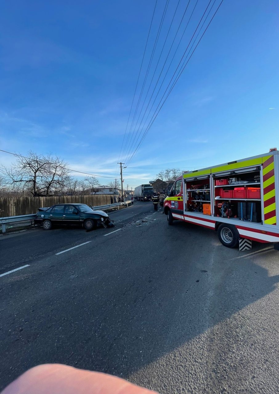 FOTO | Un camion încărcat cu 200 de butelii, implicat într-un accident în Mizil. Traficul în zonă este blocat