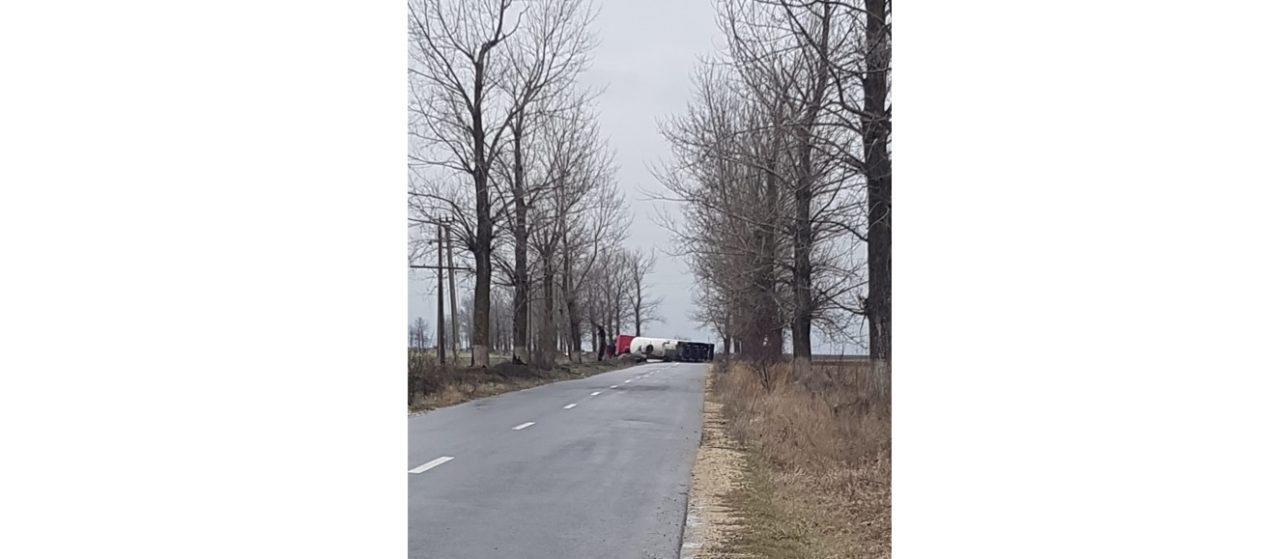 FOTO – VIDEO | La un pas de explozie. O cisternă încărcată cu 12 de tone de GPL, răsturnată pe o șosea din Teleorman. Zona a fost izolată