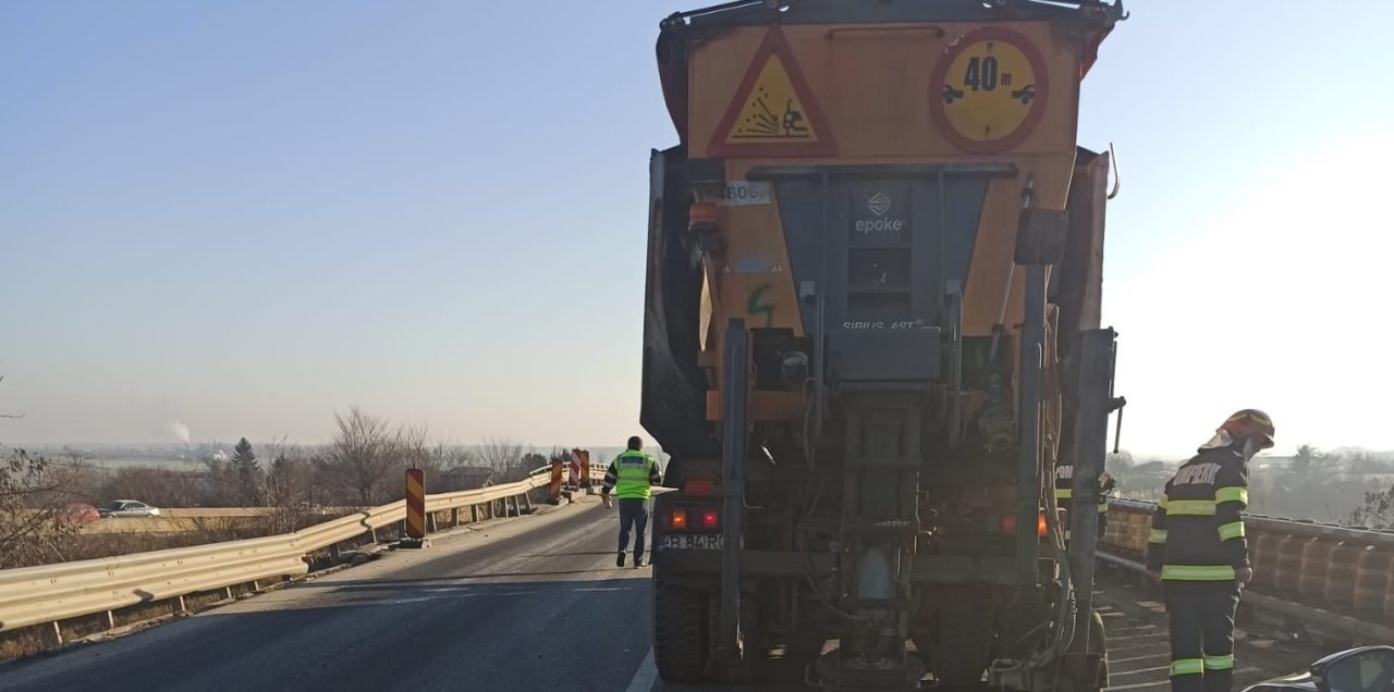 Angajat CNAIR, rănit pe șosea, în timp ce curăța resturile de la un accident anterior: „Victima neatenției unui conducător”