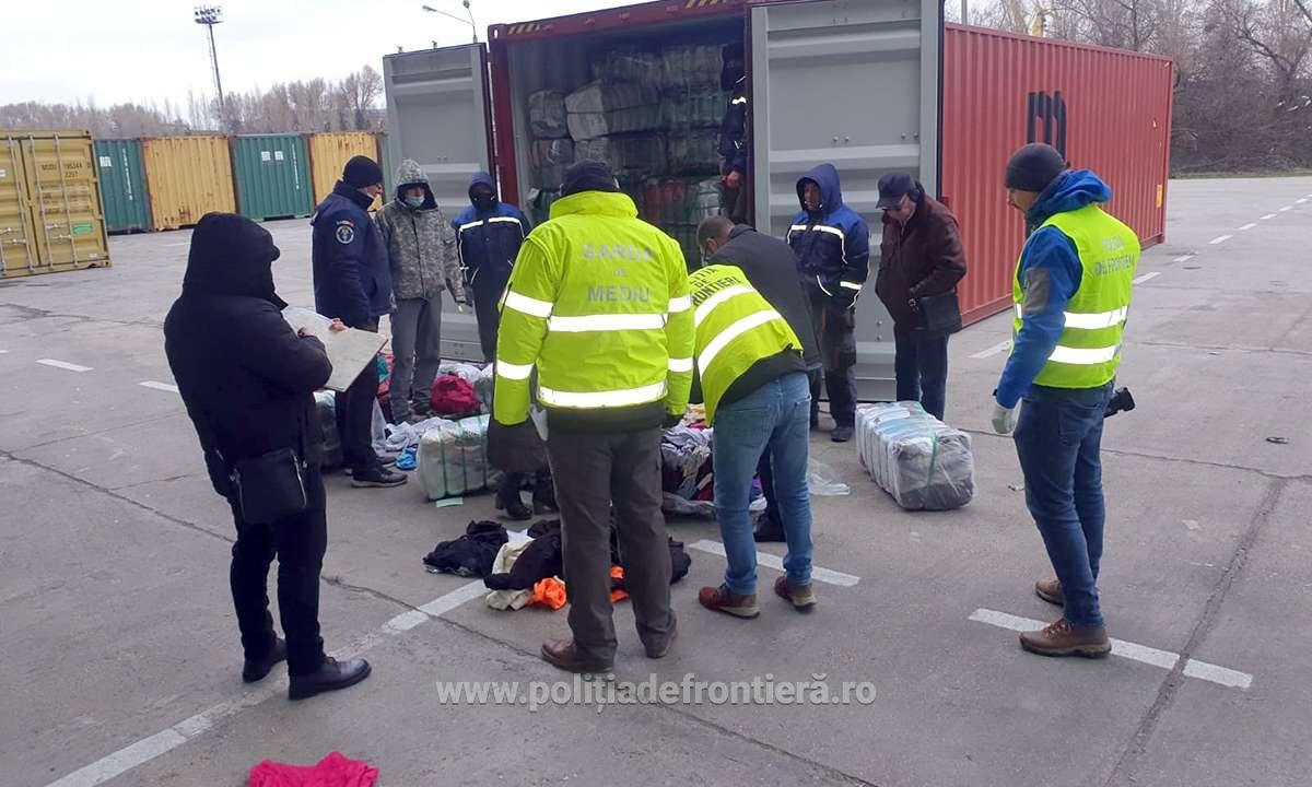 FOTO-VIDEO | Containere cu aproape 80 tone de deșeuri din haine second-hand, descoperite în Portul Constanţa