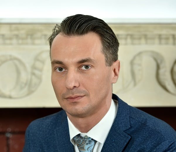 Șeful casei de licitații reținut după ce ar fi vândut ilegal tablouri în valoare de 230.000 de euro, ar fi jucat toți banii la bursă