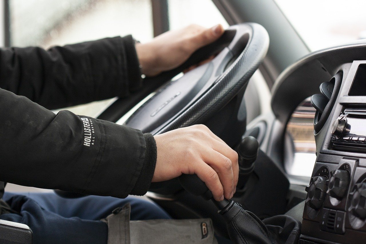 8 ȘTIRI DE LA ORA 8. Codul Rutier va fi modificat. Ce sancțiuni riscă șoferii agresivi