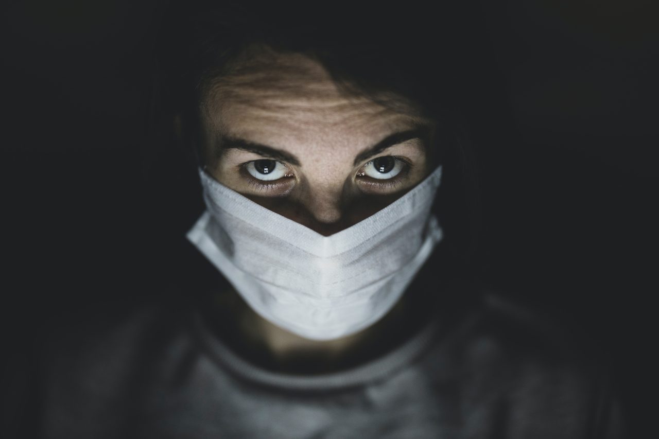 ICCJ: Infractorii care comit furturi cu masca sanitară pe față, fapta va fi încadrată la forma agravantă a infracţiunii