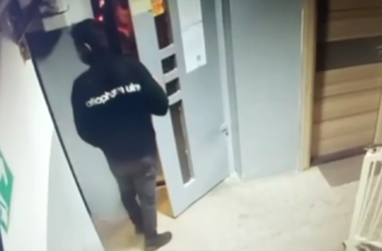 Bătrână tâlhărită de un tânăr, în scara unui bloc din București