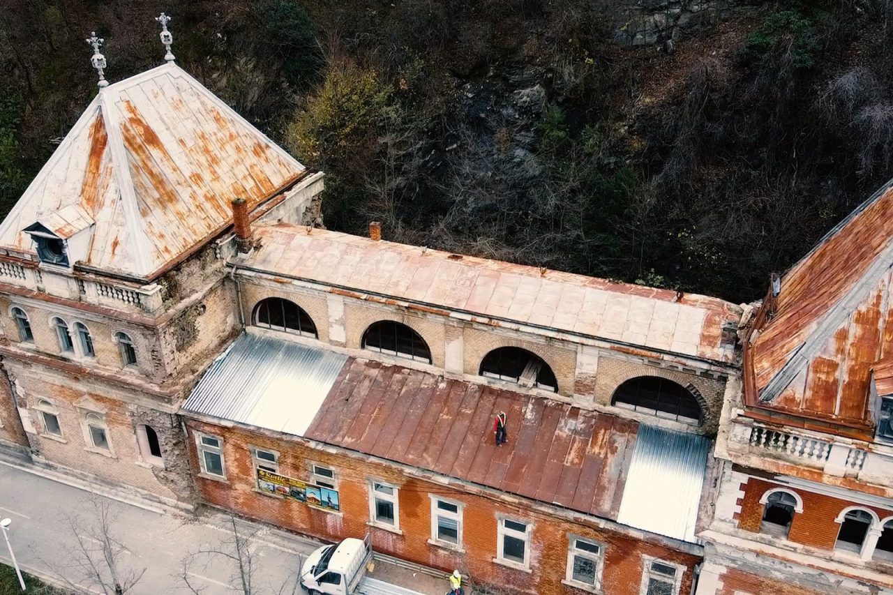 Băile Neptun, clădire-monument din România care a atras atenția Europei, a mai rămas fără un perete de rezistență