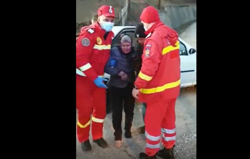 VIDEO | O femeie de 74 de ani, dată dispărută, a fost găsită în viață după mai multe ore de căutări. Ea plecase de acasă desculță