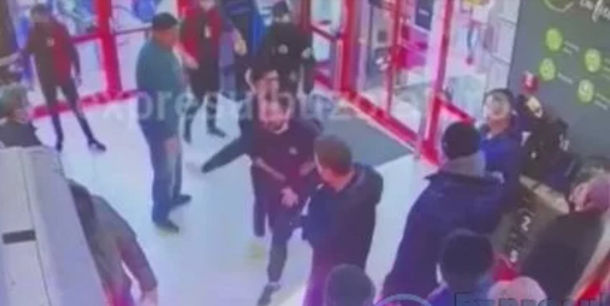 Scandal într-un supermarket din Buzău, după ce un tânăr a fost atenționat să poarte mască