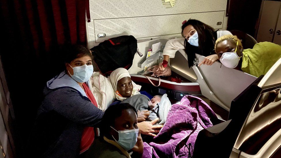 O fetiţă s-a născut într-un avion de noapte către Uganda. Cine a ajutat-o pe mamă să o aducă pe lume pe „Miracle Aisha”