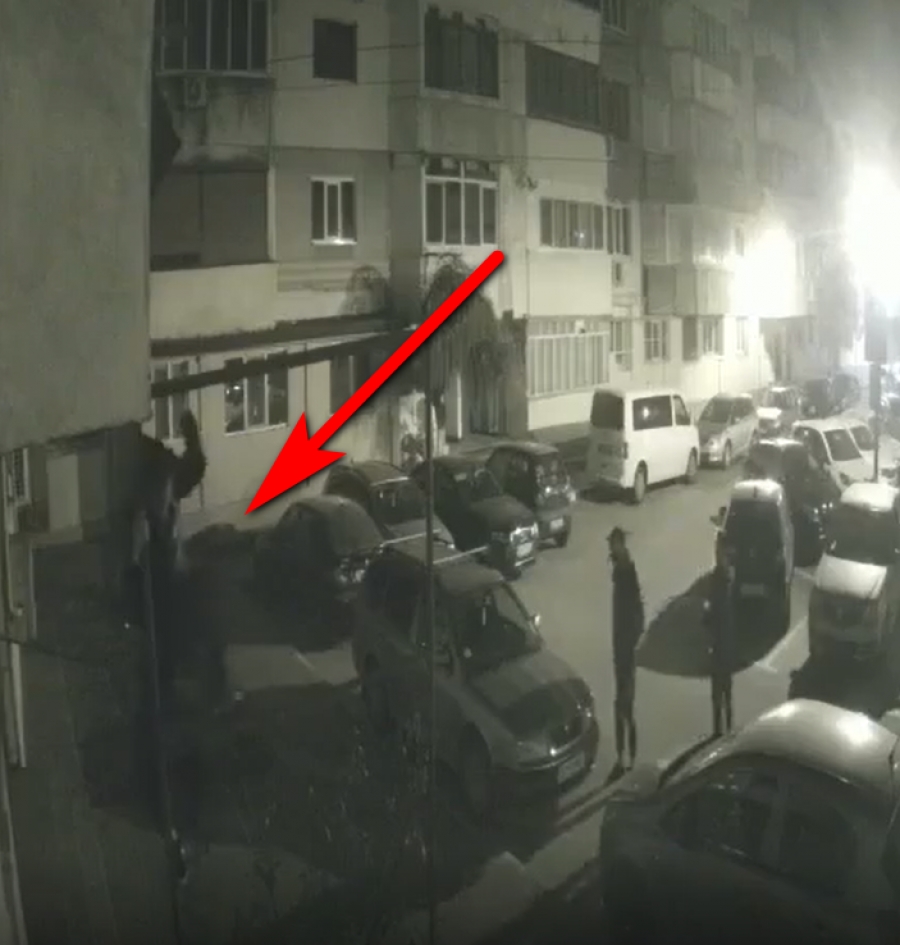 VIDEO | Hoț filmat în timp ce fură o geacă de la etajul 1 al unui bloc din Tecuci. Bărbatul s-a cățărat pe niște țevi până la balcon