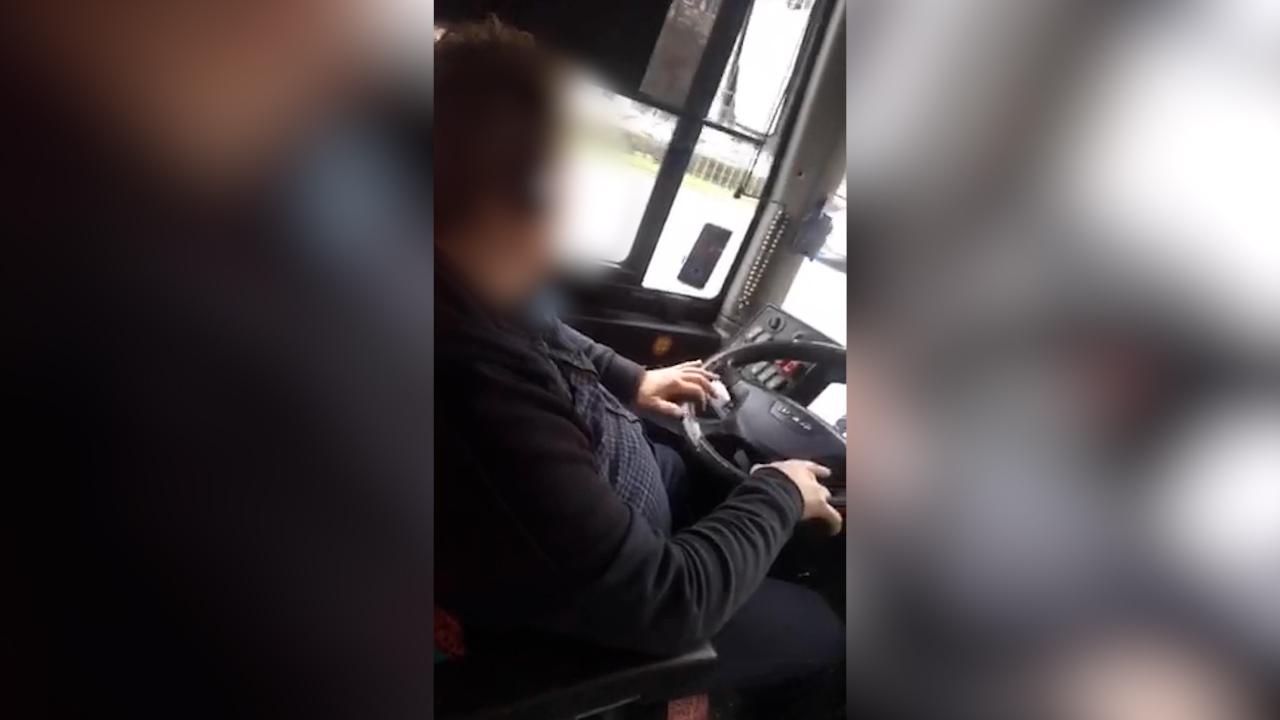 Șoferul unui autobuz, filmat de un pasager dând „swipe după swipe pe TikTok” în timp ce conduce în București
