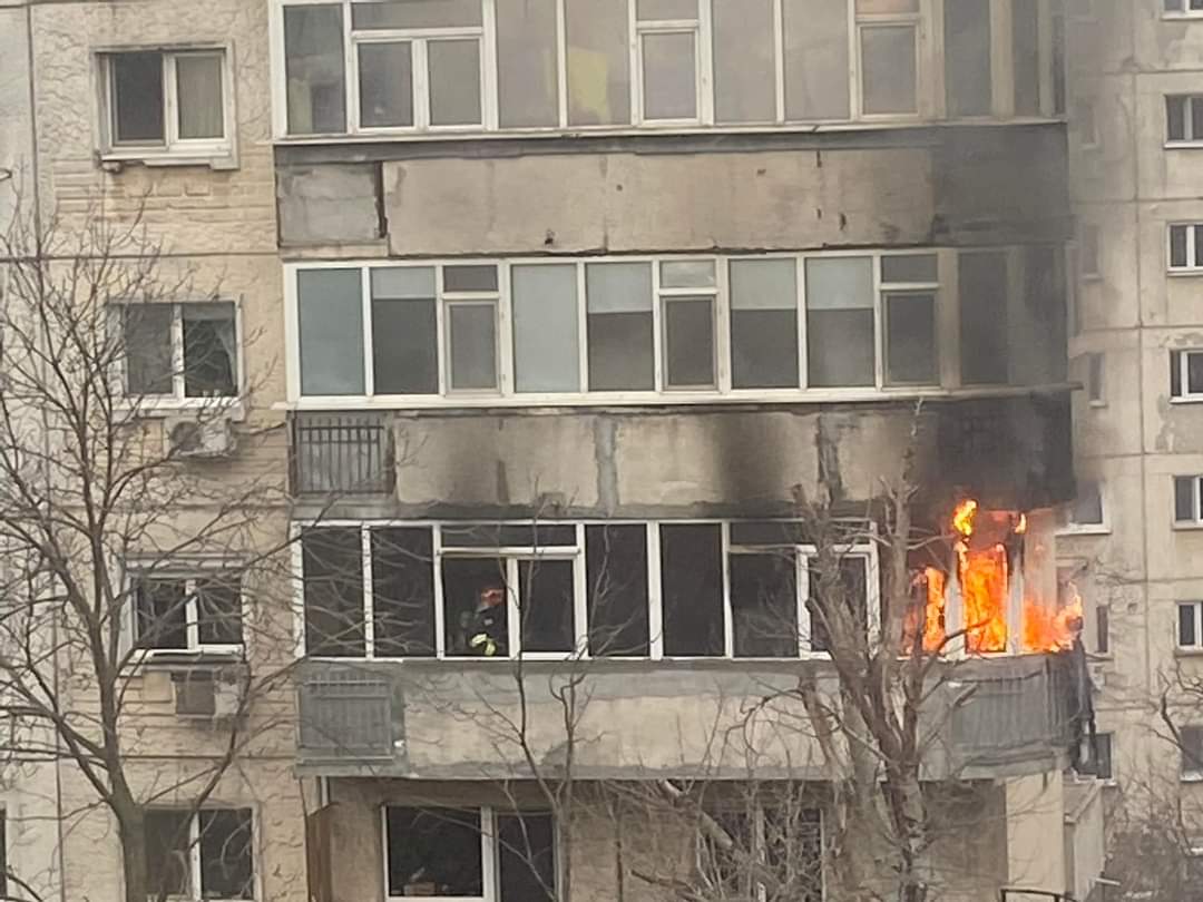 FOTO | Incediu puternic la un bloc din București. Mai multe echipaje, mobilizate la fața locului