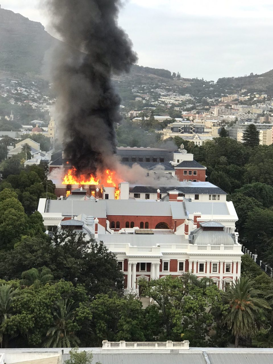 A reizbucnit Incendiul produs la sediul Parlamentului Africii de Sud din Cape Town. Clădirea are o vechime de 130 de ani