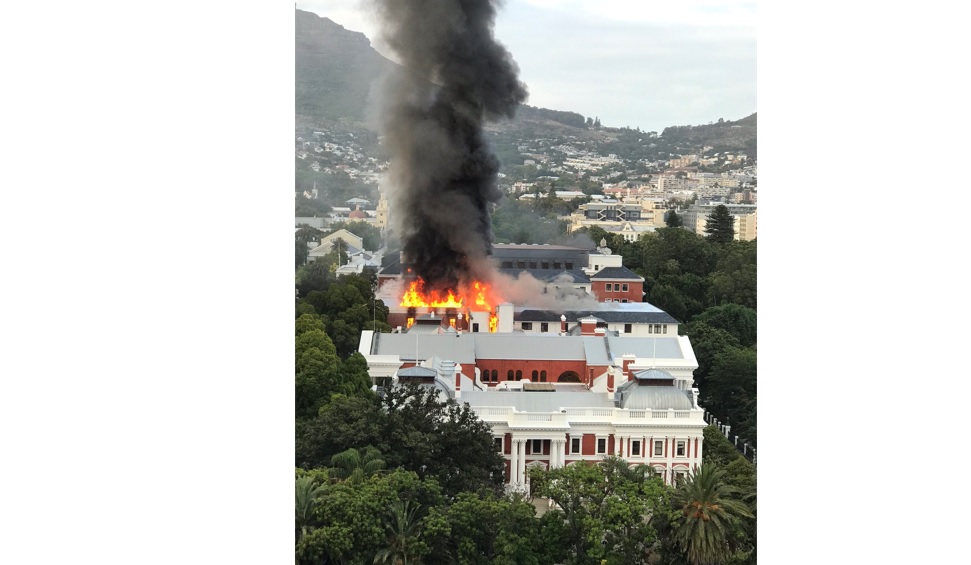 FOTO-VIDEO | Incendiu puternic în Cape Town. Parlamentul din Africa de Sud a fost cuprins de flăcări