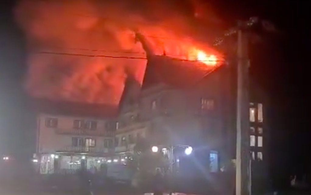 FOTO | Incendiul care a cuprins un hotel din Rupea, stins după o intervenţie care a durat şase ore