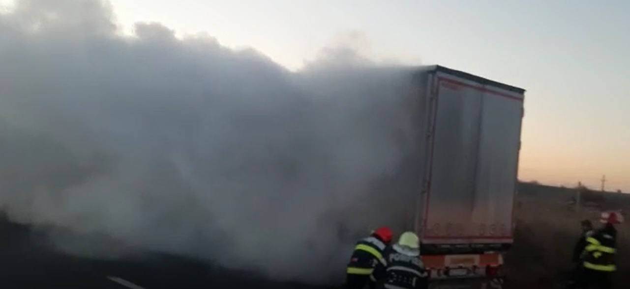 VIDEO | Incendiu pe Autostrada A1. Pompierii încearcă să stingă focul produs într-o semiremorcă. Circulația este restricționată