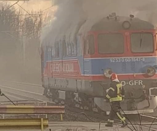 O locomotivă care a luat foc pe raza localităţii Brazi a blocat traficul feroviar ore în șir