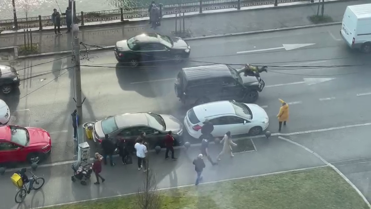 Incident în trafic între un șofer și un biciclist livrator, pe o stradă din Sectorul 6 (VIDEO)