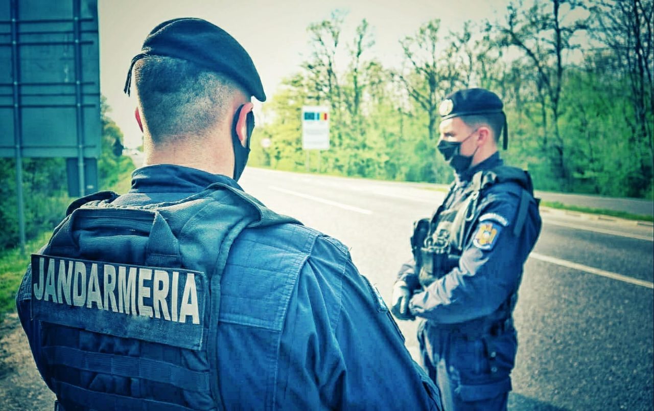 FOTO | Patru tineri au făcut grătar la etajul 8 al unui bloc. La un moment dat, grill-ul a căzut. Cum s-a încheiat distracția