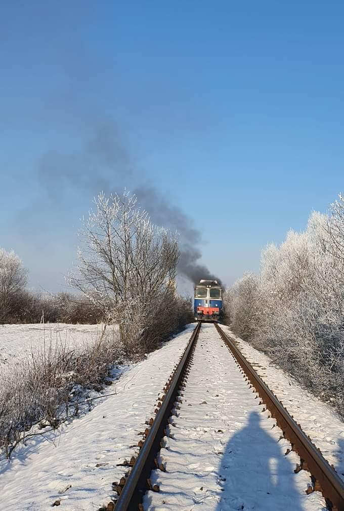 Locomotiva trenului de pasageri de pe ruta Baia Mare-Jibou a luat foc, în județul Maramureș