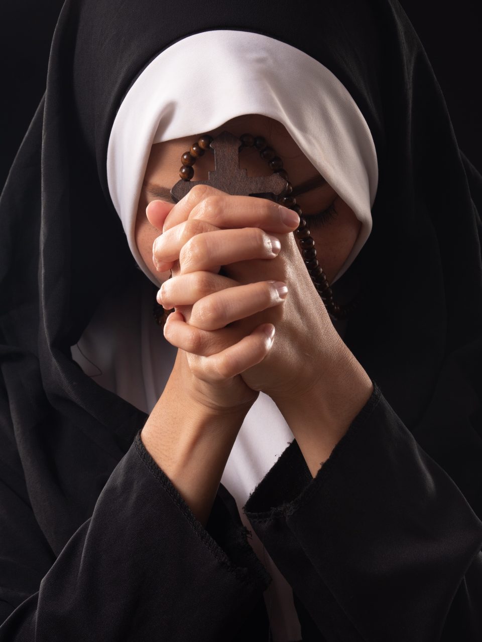 O femeie dată în urmărire națională, prinsă pe o stradă din Bacău. Era deghizată în măicuţă