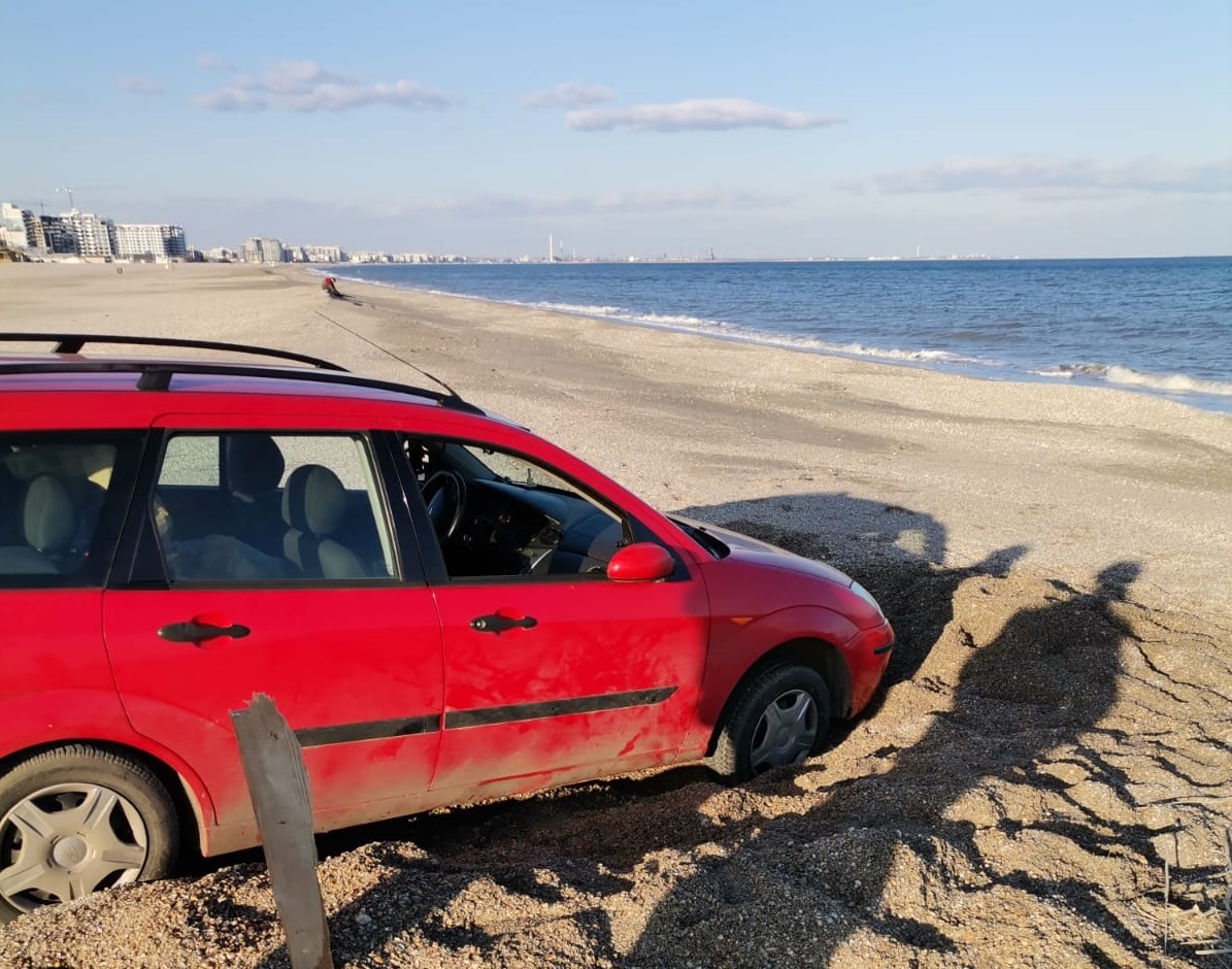 Amendă usturătoare pentru un șofer constănțean care s-a împotmolit pe plajă: A vrut să simtă nisipul sub roțile mașinii