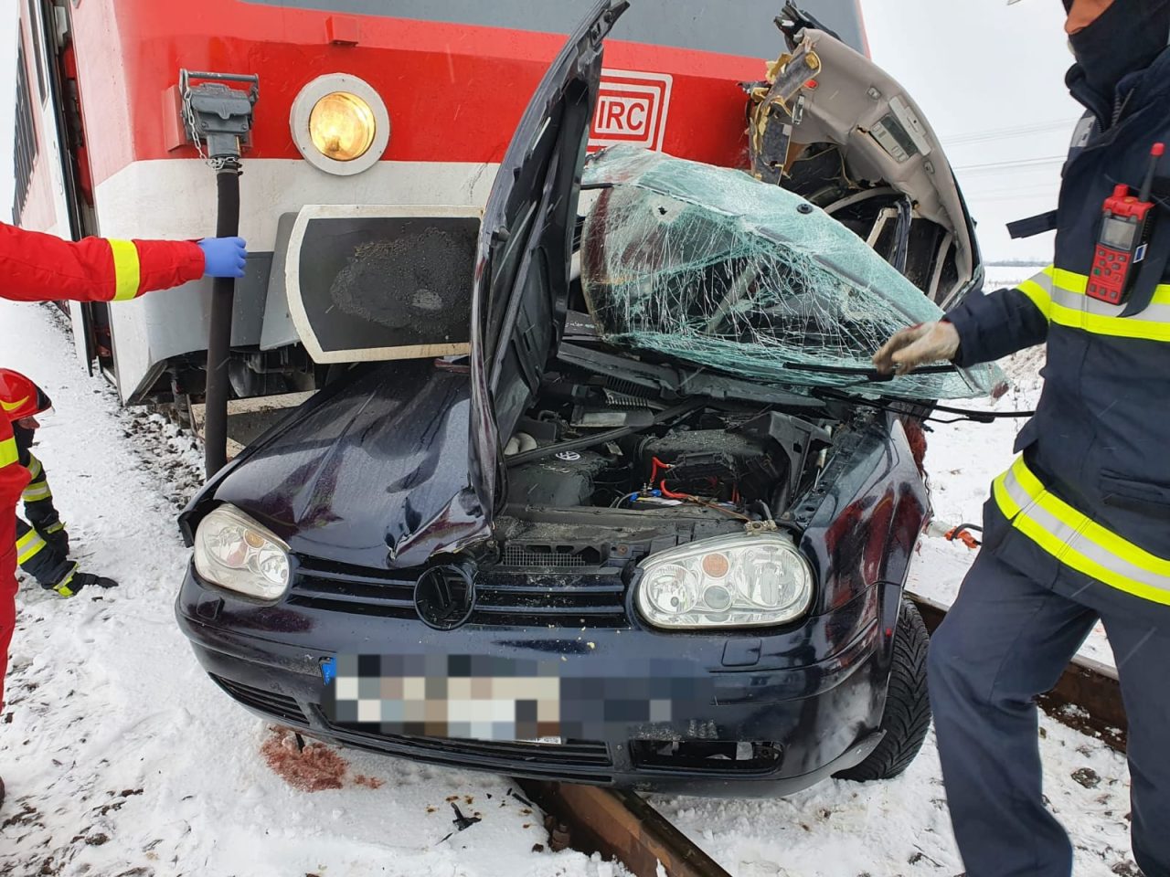 FOTO | O tânără de 22 ani a murit după ce mașina pe care o conducea a fost lovită de tren, în județul Arad