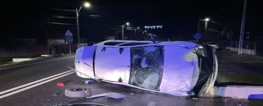 VIDEO| Un șofer care s-a răsturnat cu mașina este căutat de polițiști. Bărbatul a fugit de la locul accidentului