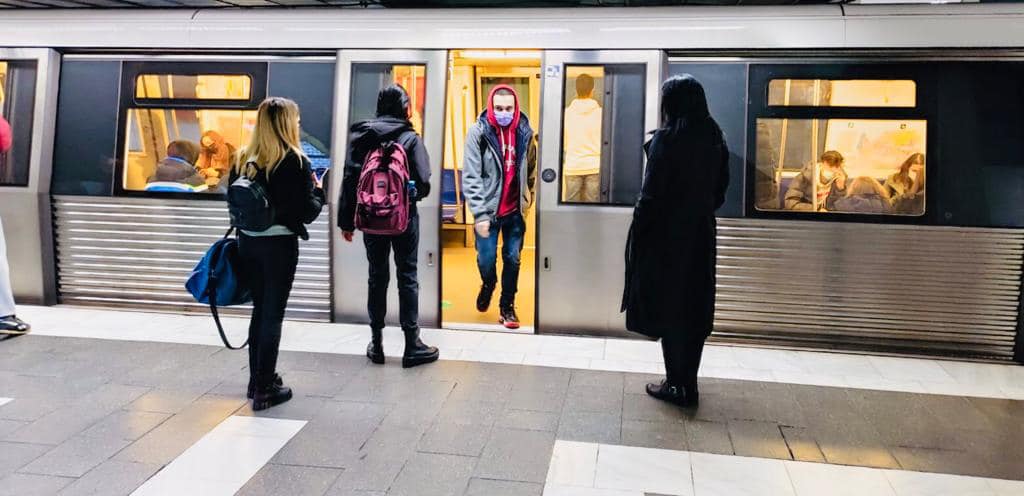 Metrorex: Agenții de pază de la metrou pot atenționa călătorii să poarte masca de protecție, dar nu îi pot sancționa