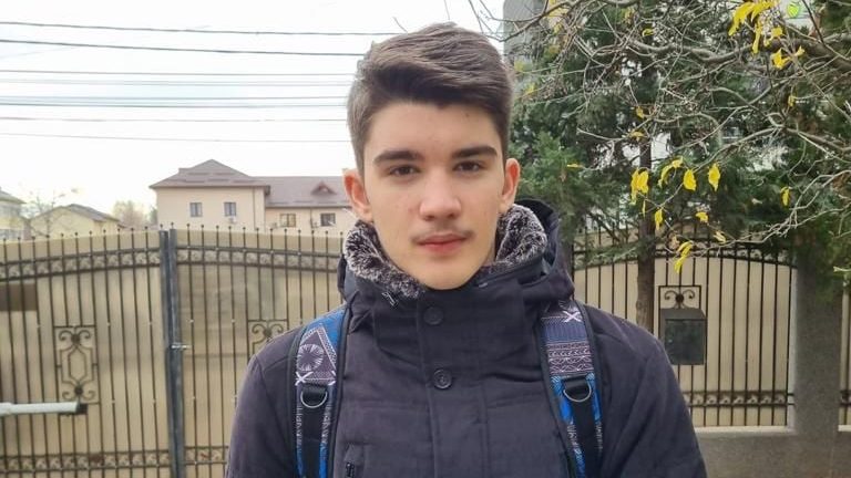Un adolescent de 16 ani din Bacău, dat dispărut de familie, a fost găsit de poliție într-o gară
