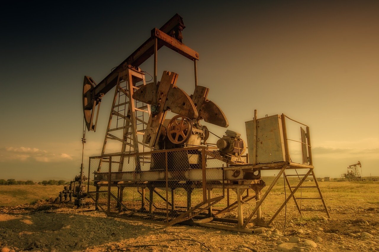 Barilul de petrol a urcat la un preț record. Cauzele din spatele scumpirii