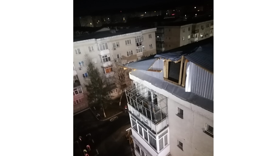 FOTO-VIDEO | Vânt puternic în România. Acoperișurile unor blocuri din Vâlcea și Hunedoara, smulse de rafale