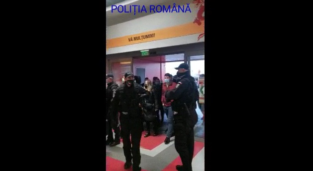 Mii de articole contrafăcute au fost ridicate de la Dragonul Roșu. Ce descoperit polițiștii în timpul perchezițiilor