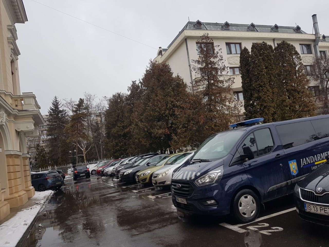 FOTO | DNA face percheziții la Primăria Iași, cu privire la construcția ilegală a unui bloc