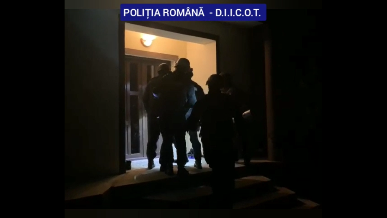 Percheziții în mai multe județe la o grupare de proxeneți. Aceștia ar fi obligat mai multe fete să se prostitueze în străinătate prin metoda „loverboy”