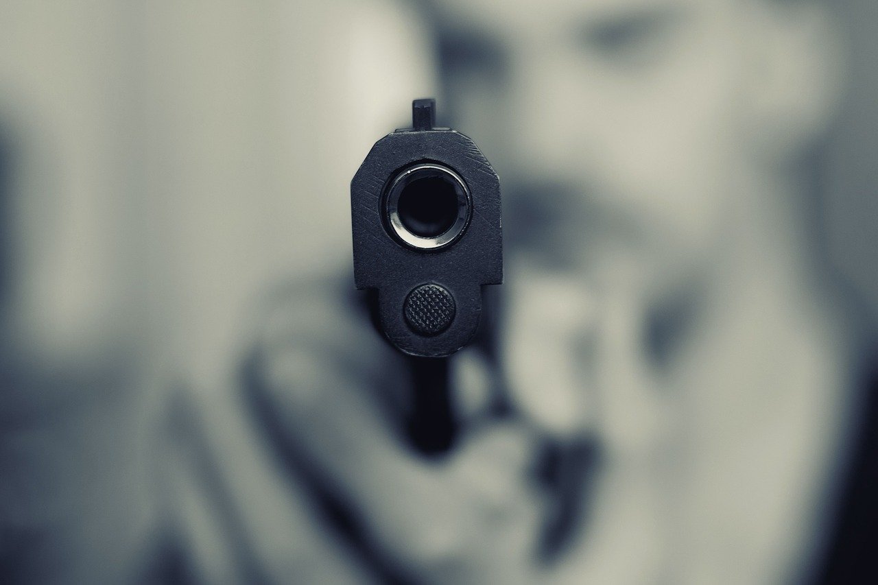 Femeie din județul Brașov, împușcată de amantul său după o ceartă între cei doi. Bărbatul cumpărase pistolul de pe piața neagră, în urmă cu doar câteva zile